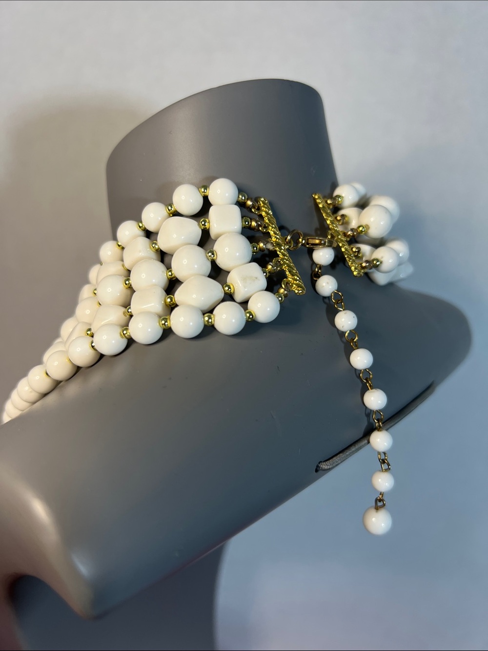 Vintage Five strand white beads necklace gold-tone Elegant Classic Gift Wedding - Picture 4 of 8